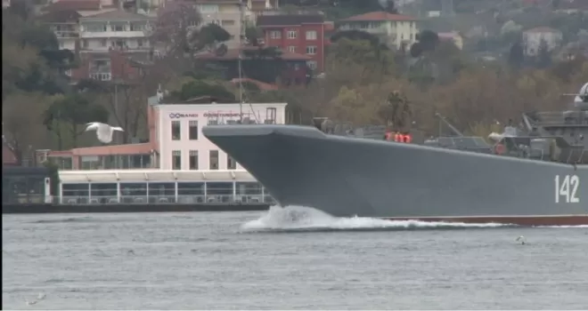 Rus savaş gemisi İstanbul Boğazı’ndan geçti

