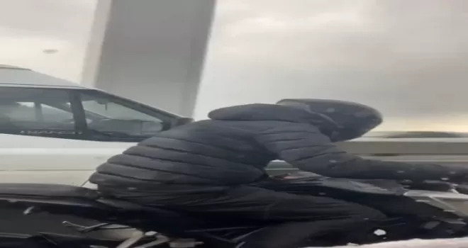 Rüzgarda zorlanan motosiklet sürücüsünü aralarına aldılar
