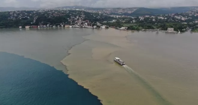 Sağanak yağış sonrası İstanbul Boğazı çamura bulandı
