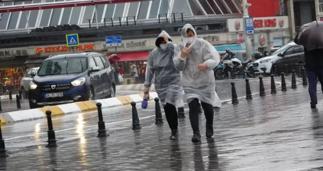 Sağanak yağış Taksim’de hayatı felç etti
