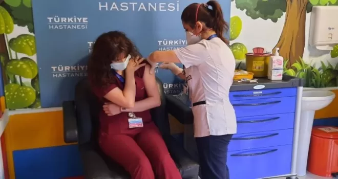 Sağlık çalışanlarına ikinci doz aşılama İstanbul’da başladı
