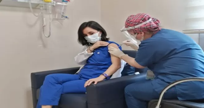 Sağlık çalışanlarına Korona virüs aşıları yapılmaya başlandı
