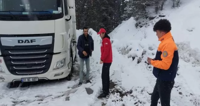 Sahara Geçidinde mahsur kalan sürücülerinin yardımı Kızılay ekipleri koştu
