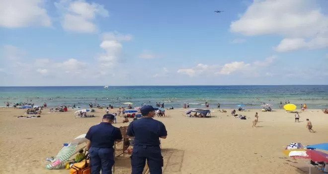 Sahil Güvenlik Komutanlığı ekiplerinden sosyal mesafe uyarısı

