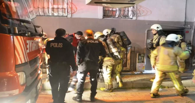 Sahur vakti çıkan yangın apartman sakinlerini sokağa döktü
