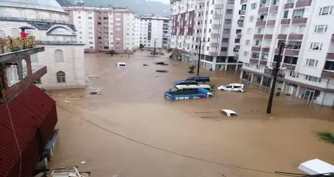 Şairler Deresi yolu trafiğe kapattı
