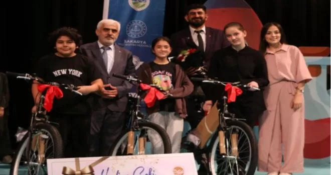 Sakarya’da bilim çocukları ödüllerine kavuştu