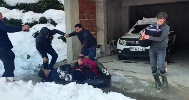 Şambrelle kayan genç, horon tepen vatandaşın arasına daldı
