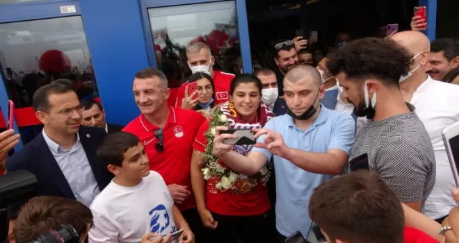’Şampiyon’a memleketinde görkemli karşılama