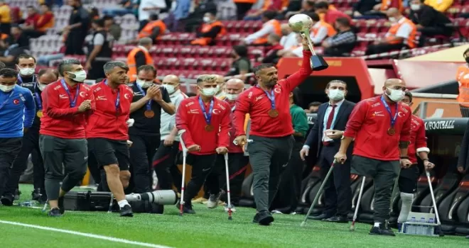 Şampiyon Ampute Futbol Milli Takımı, Galatasaray - Göztepe maçında
