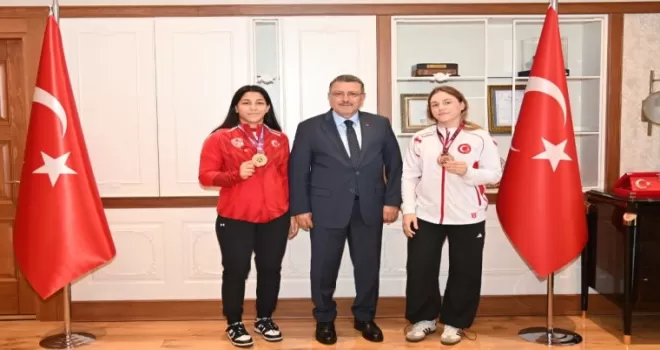 Şampiyon sporculara Başkan Genç’ten övgü