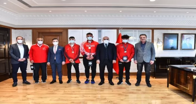 Şampiyon sporculardan Başkan Zorluoğlu’na ziyaret