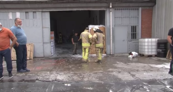 Sanayi sitesinde yangın çıktı, yangına müdahale etmeye çalışan işçi yaralandı
