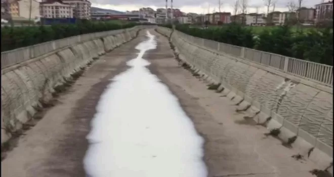 Sancaktepe’de derede akan beyaz madde paniği
