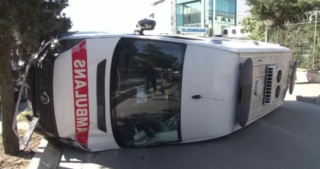 Sancaktepe’de devrilen ambulanstan burunları bile kanamadan kurtuldular
