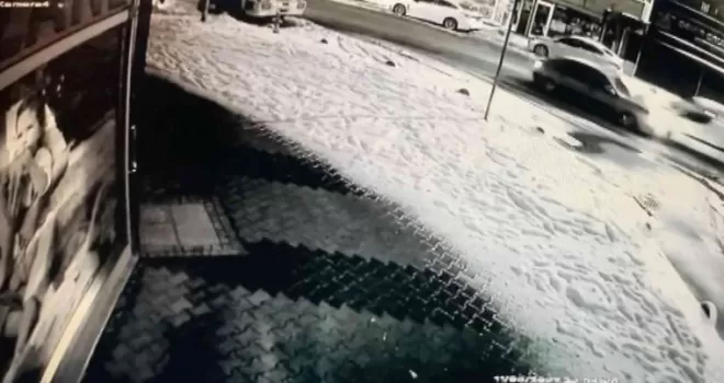 Sancaktepe’de hafif ticari araç, otomobil ile kafa kafaya çarpıştı: 7 yaralı
