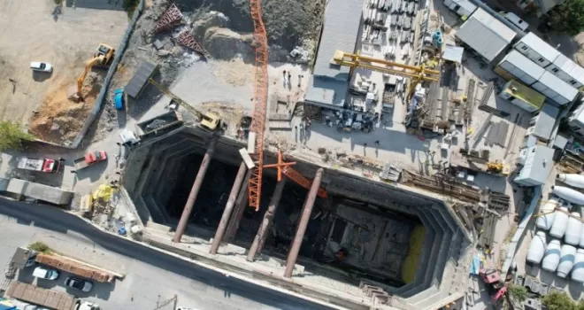 Sancaktepe’de metro çalışmasında vinç devrildi, o anlar kameraya yansıdı
