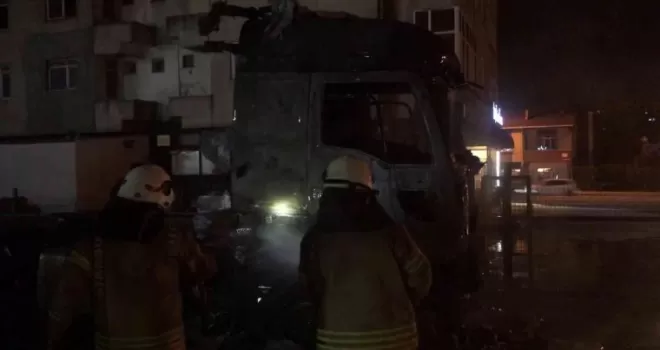Sancaktepe’de park halindeki tır yandı
