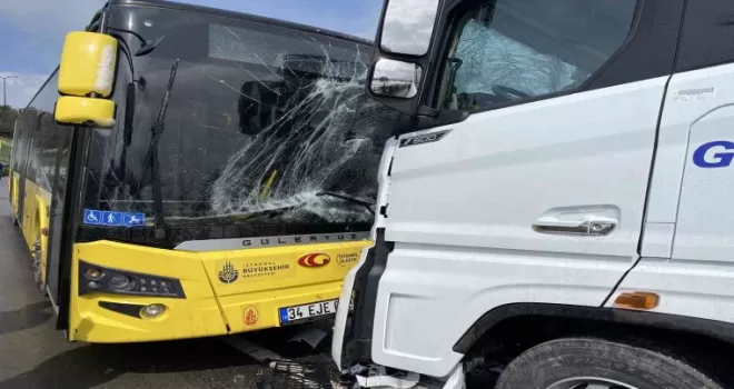 Sancaktepe’de tır ile İETT otobüsü kafa kafaya çarpıştı: 1 yaralı
