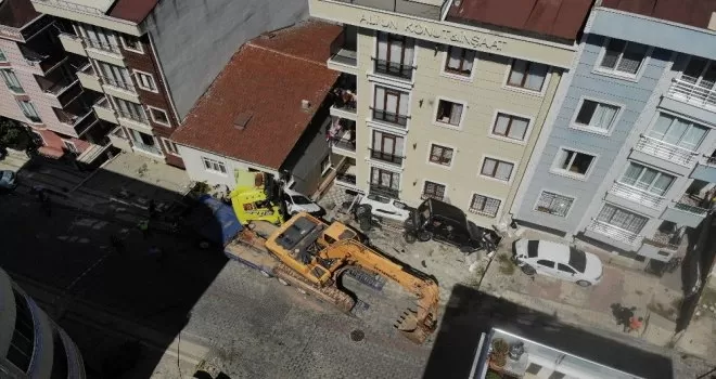 Sancaktepe’de yokuş aşağı kayan tır dört araca çarparak durabildi
