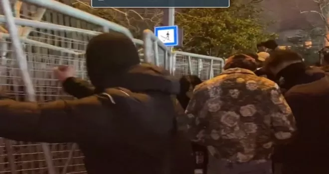 Saraçhane’de polis bariyerlerine saldıran maskeli 35 şüpheli gözaltında