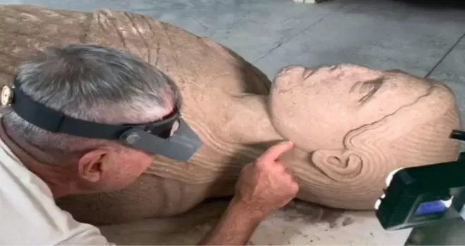 Sardes Antik Kenti’nde 2 bin 500 yıllık dev mermer heykel bulundu