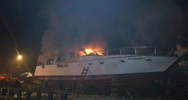 Sarıyer’de balıkçı barınağındaki ticari yat alev alev yandı
