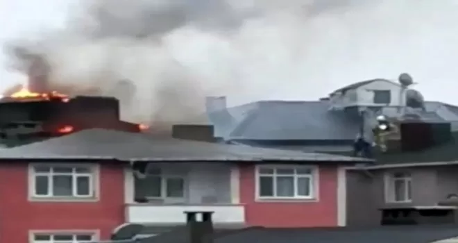Sarıyer’de binanın çatısı alev alev yandı
