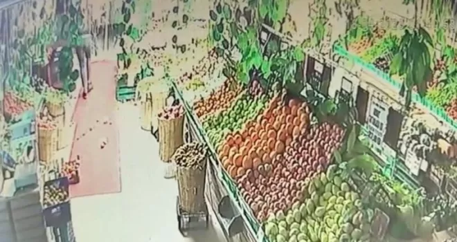 Sarıyer’de bir marketten 40 bin lira değerinde ürün çalan şahıslar kamerada
