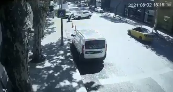 Sarıyer’de cip motosiklete çarptı, motosikletteki iki kişi ölümden döndü
