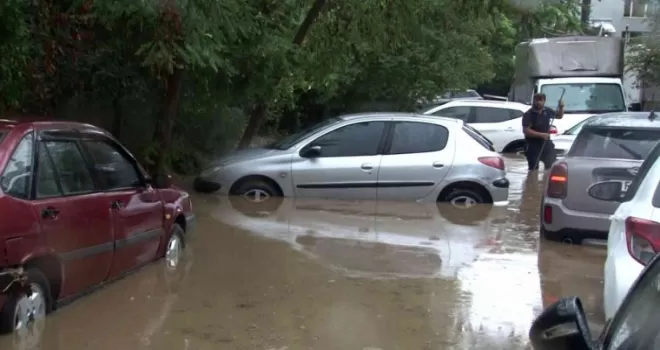Sarıyer’de evleri su bastı
