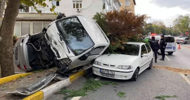 Sarıyer’de freni boşalan kamyonet dehşet saçtı
