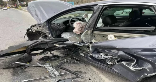 Sarıyer’de hatalı sollama yapan araç karşı yönden gelen araca çarptı: 3 yaralı
