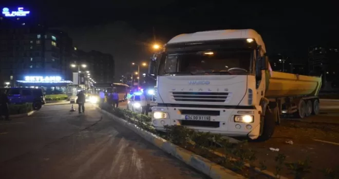 Sarıyer’de İETT otobüsüyle hafriyat kamyonuyla çarpıştı
