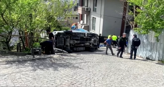 Sarıyer’de kamyonet yokuşta devrildi: 2 yaralı
