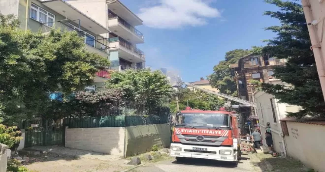 Sarıyer’de kullanılmayan ahşap köşk yandı
