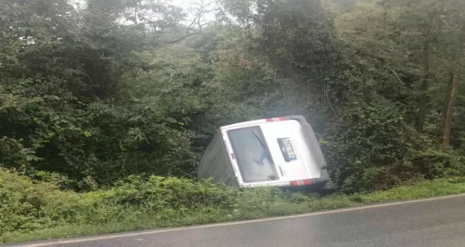 Sarıyer’de minibüs yol kenarına devrildi
