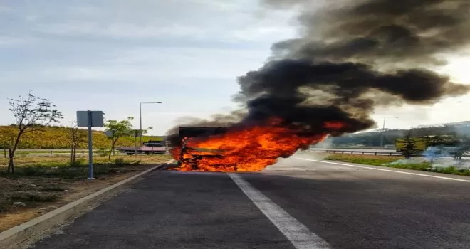 Sarıyer’de seyir halindeki kamyonet alev topuna döndü
