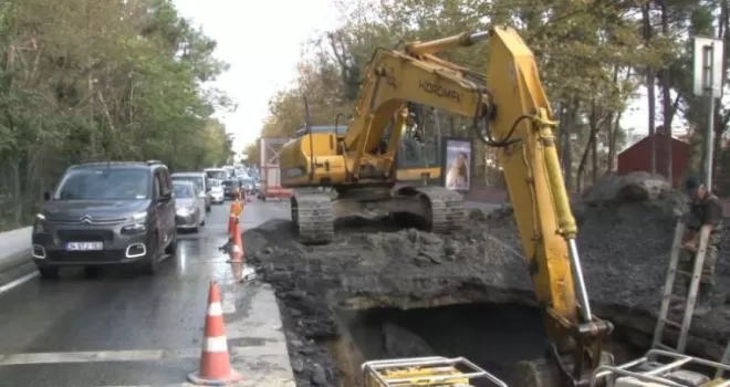Sarıyer’de su borusu patladı, trafik kilitlendi
