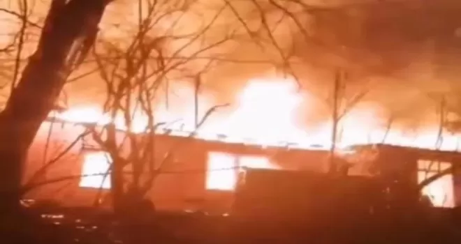 Sarıyer’de tek katlı gecekondu alev alev yandı
