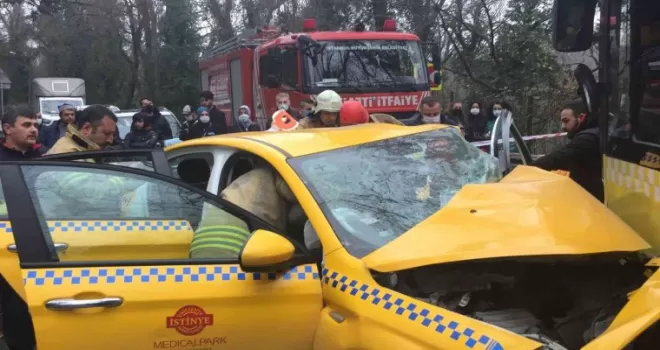 Sarıyer’de virajı alamayan ticari taksi İETT otobüsünün altına girdi: 2 yaralı
