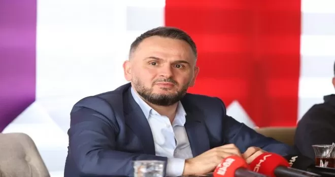 Sedat Tahiroğlu: “13 yıldır hiç bir futbolcuya, hocaya, devlet kurumuna borcumuz yok“
