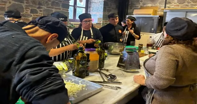 Şef Rıfat Yurttaş işitme engelli kursiyerlerle Ege yemekleri yaptı