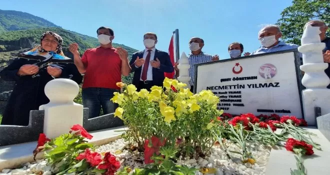Şehit öğretmen Necmettin Yılmaz kabri başında anıldı

