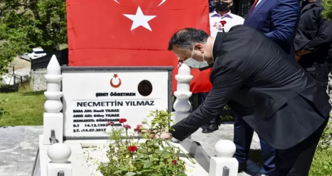 Şehit Öğretmen Necmettin Yılmaz şehadetinin 4. yılında kabri başında anıldı
