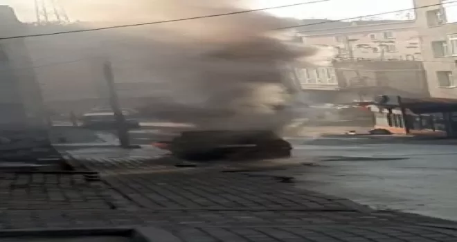 Seyir halindeki otomobilin motor kısmı alev aldı
