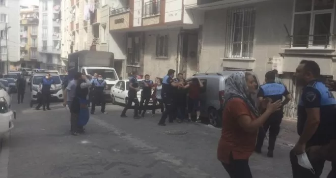 Seyyar satıcılar ile zabıta birbirine girdi
