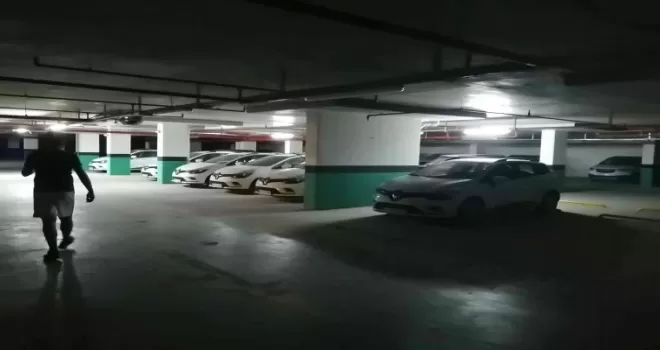 Sıfır otolar rezidansların otoparklarında stoklanıyor
