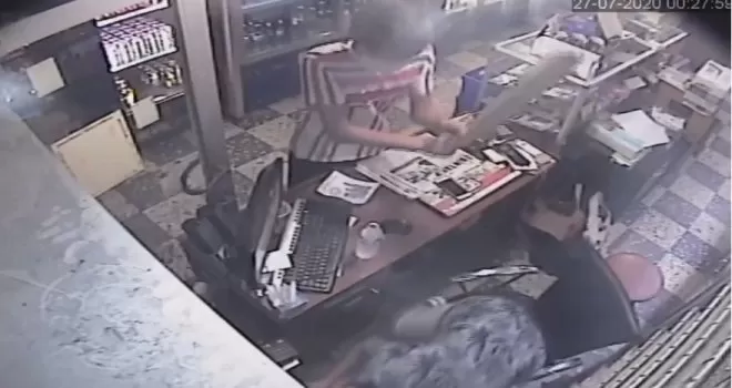 Sigara alma bahanesiyle girdi, çivili kalasla saldırdı
