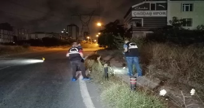 Silahlı saldırgan yolda yürüyen gence kurşun yağdırdı
